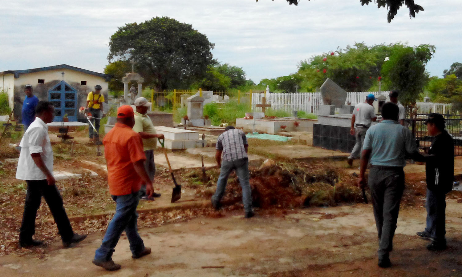 El trabajo ha sido arduo para revertir más de 40 años de abandono de los camposantos